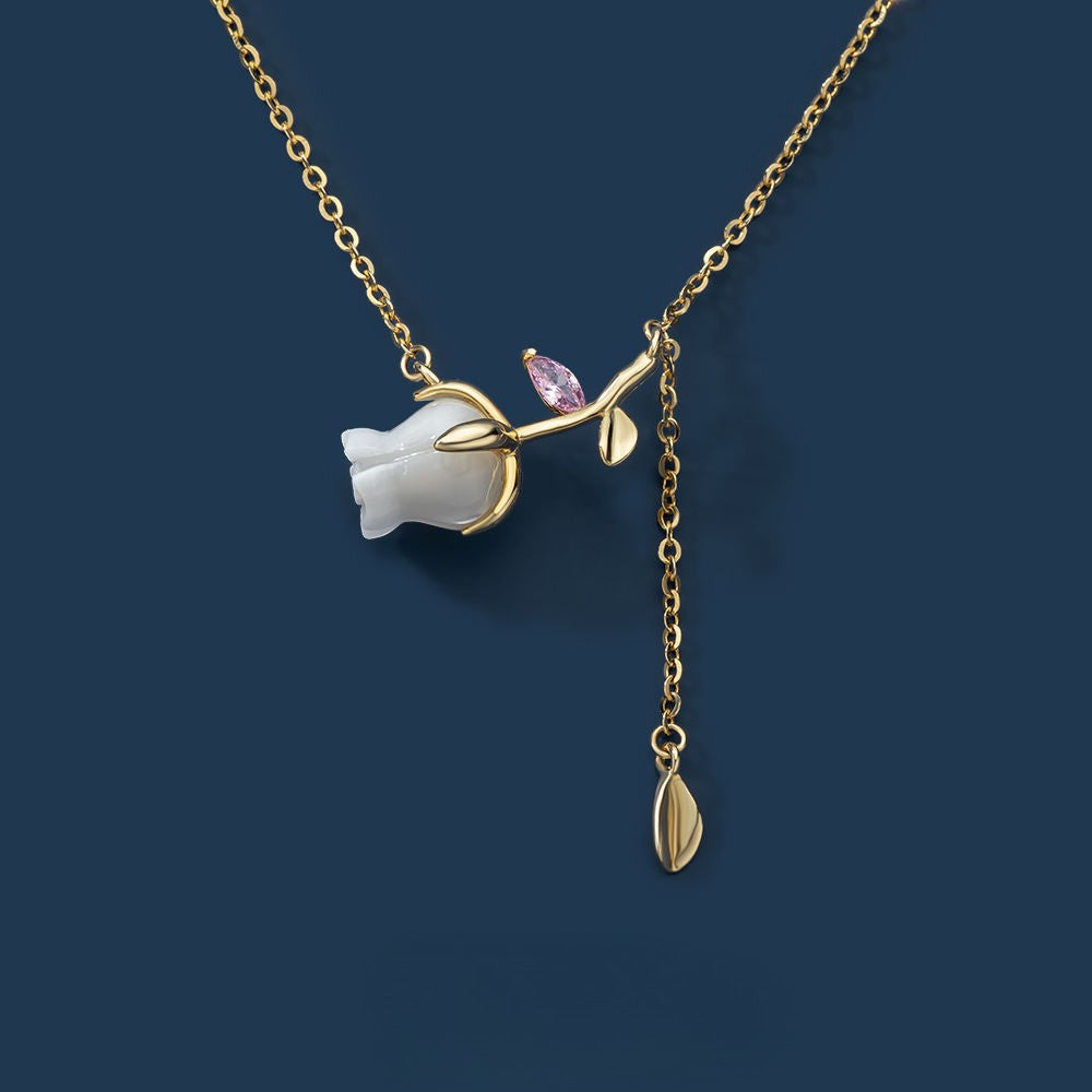 Flower Pendant Necklace.