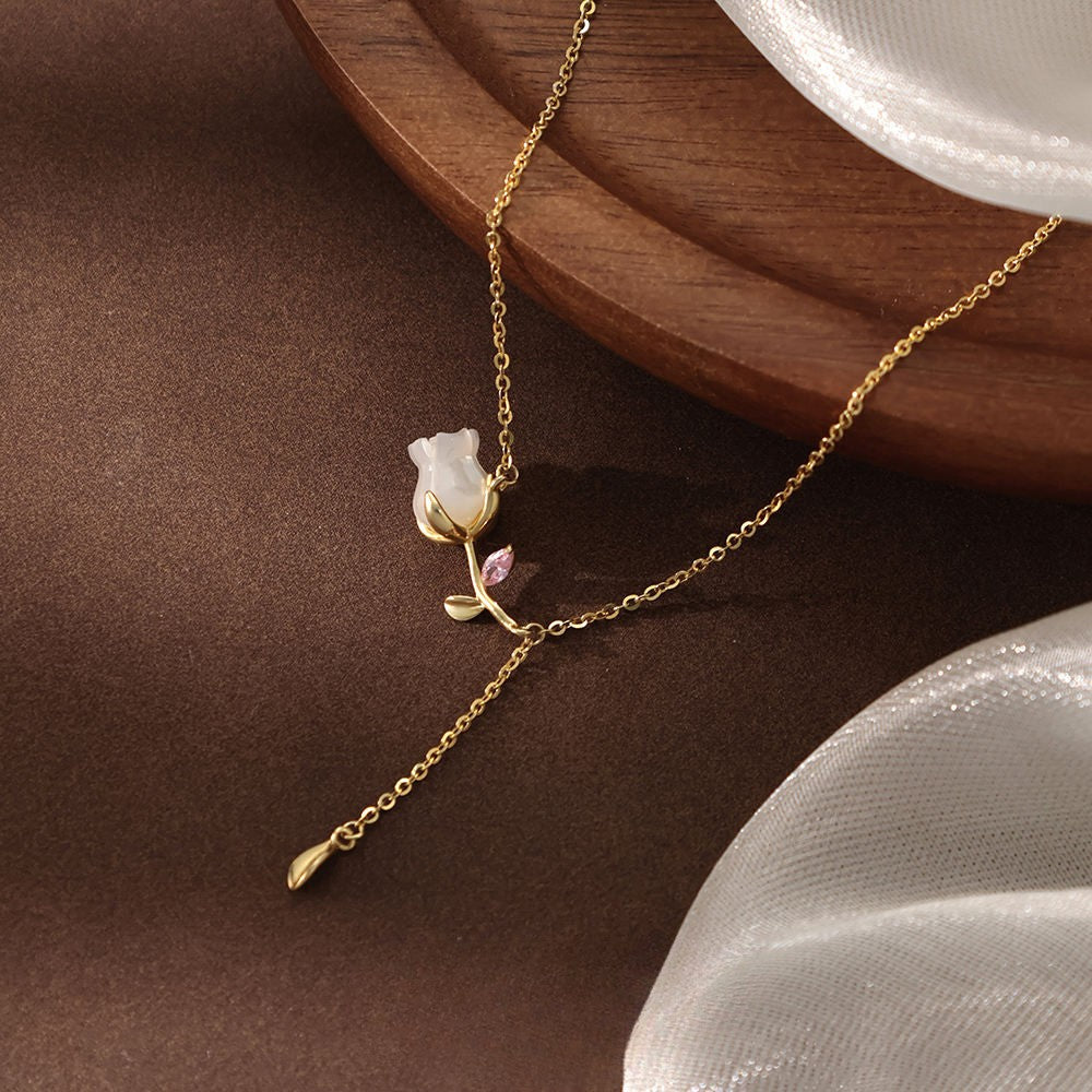Flower Pendant Necklace.