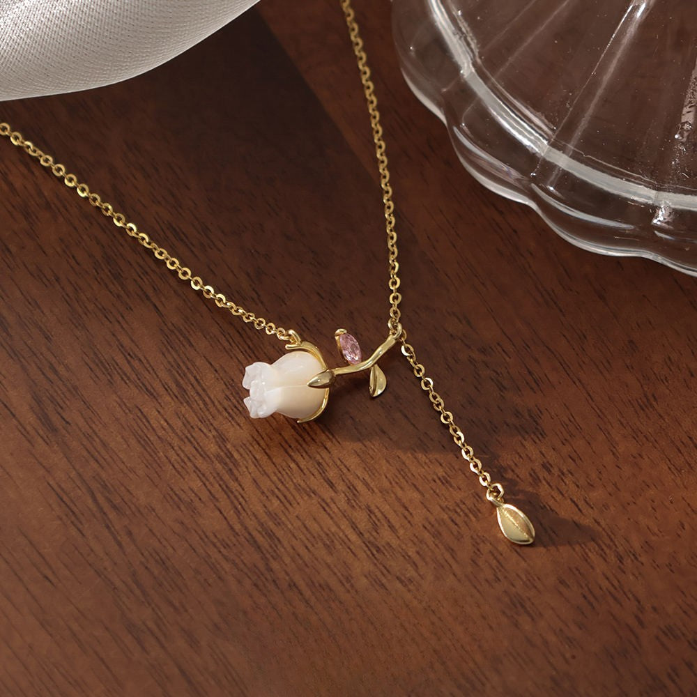 Flower Pendant Necklace.
