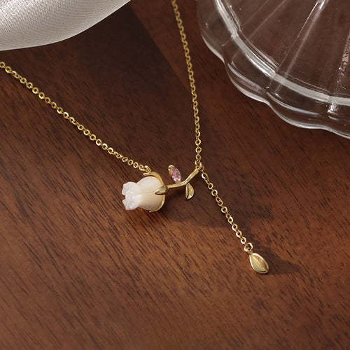 Flower Pendant Necklace.