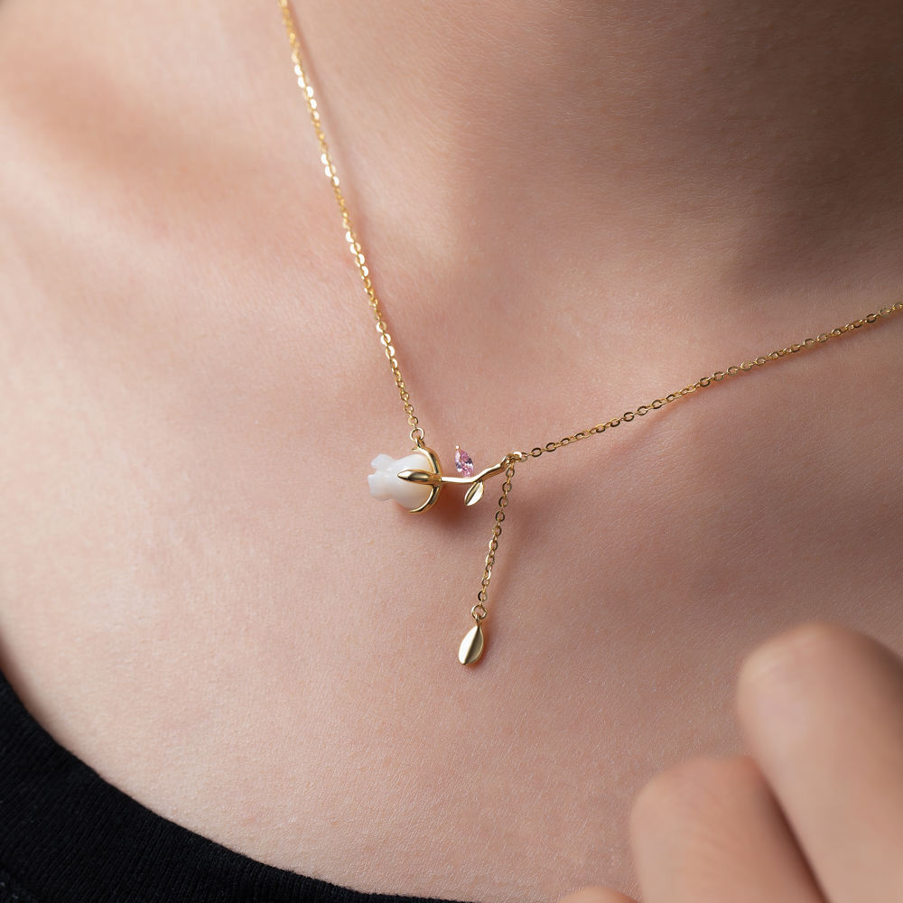 Flower Pendant Necklace.