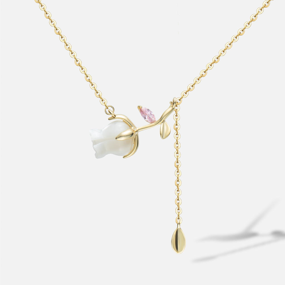 Flower Pendant Necklace.